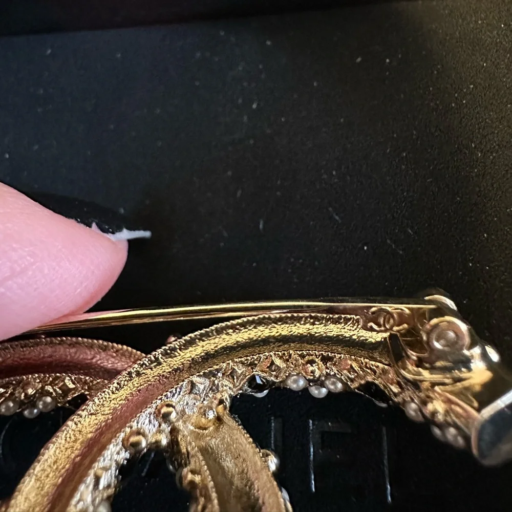 BNW AUTH CHANEL 21A GOLD, PEARLY WHITE & BLACK BROOCH, MADE IN FRANCE